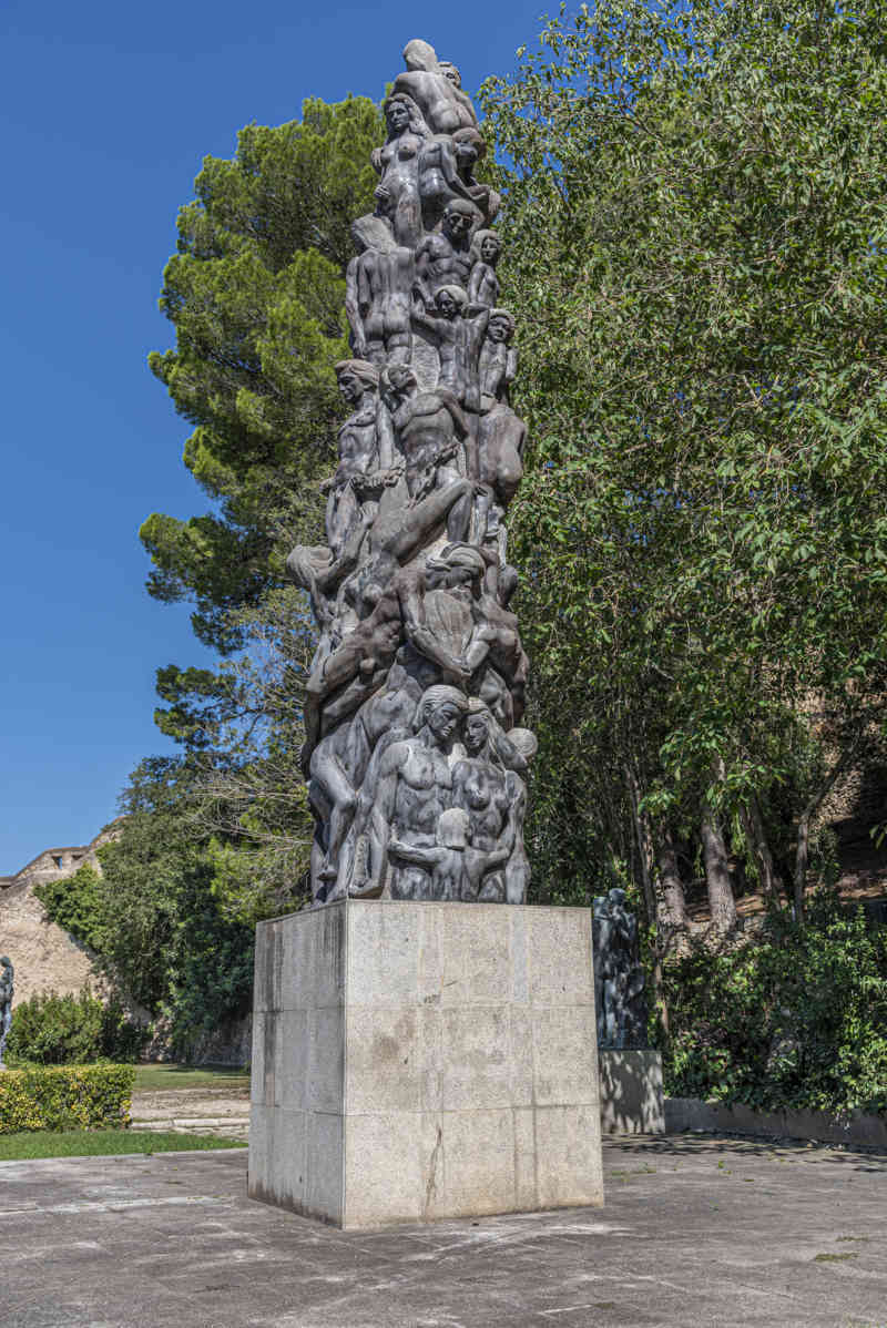 Tarragona - Tortosa 118 - jardines del Principe - grupos escultóricos de Santiago de Santiago 16 - la Lucha de la Humanidad.jpg
